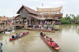 Pattaya Floating Market food stalls — authentic Thai dishes from the North, Northeast, Central and South regions
