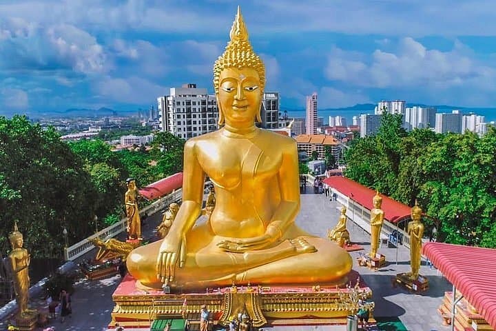 Big Buddha Pattaya — the 18-metre golden Buddha Luang Pho Yai on Pratumnak Hill at Wat Phra Yai, Thailand 2026