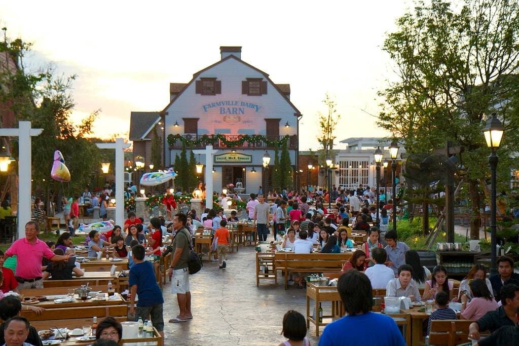 Chocolate Ville restaurants and outdoor dining — Thai and international menus