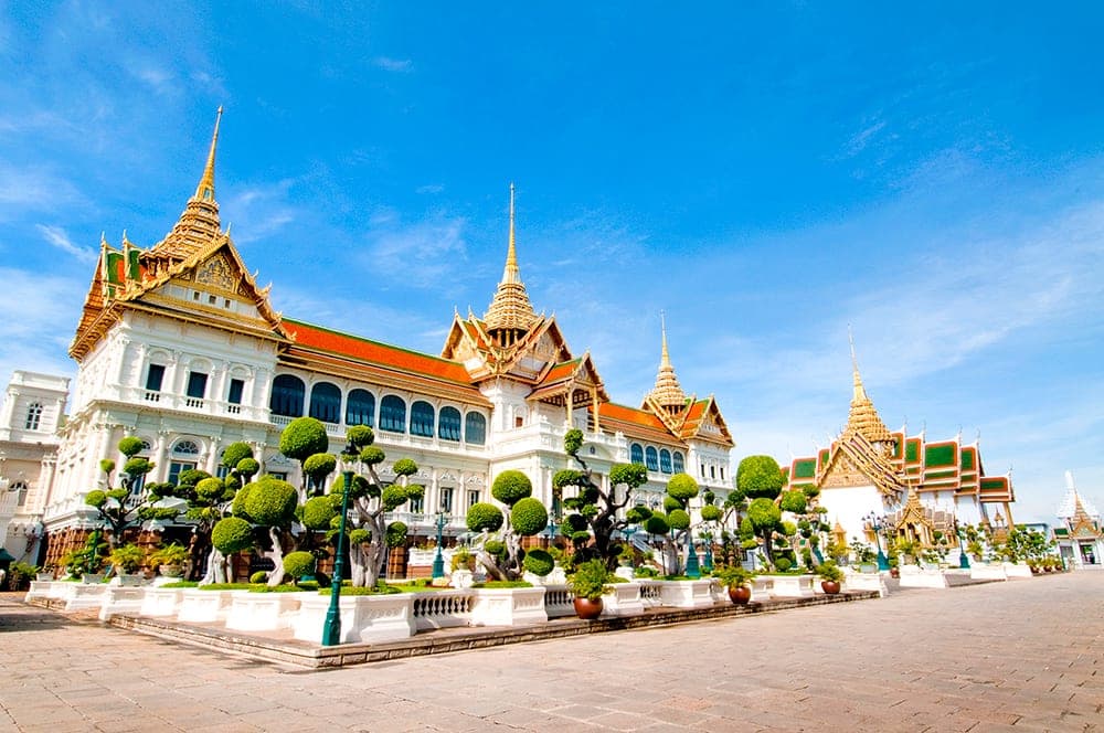 Grand Palace Bangkok tour 2026 — golden spires of Wat Phra Kaew with private English-speaking guide