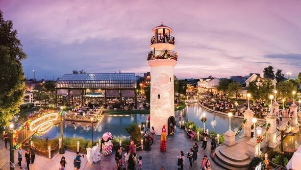 Chocolate Ville lighthouse square at dusk — daily snow show location