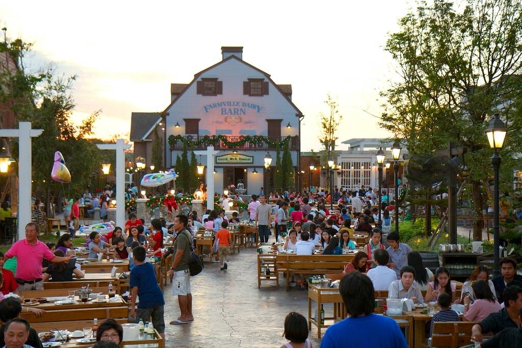 Chocolate Ville restaurants and outdoor dining — Thai and international menus
