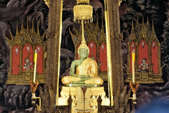 Smaragd-Buddha im Wat Phra Kaew Grand Palace Bangkok — Thailands heiligstes Objekt