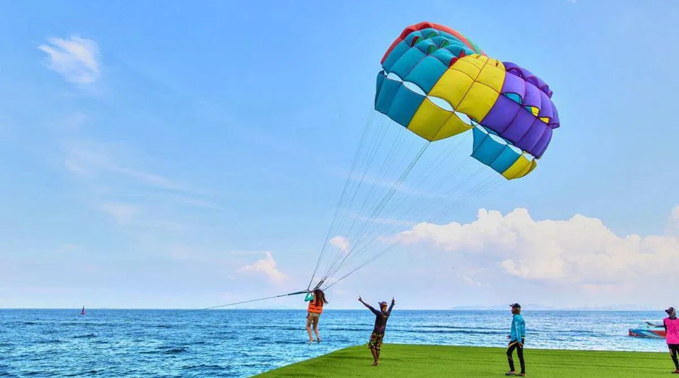 Parasailing activity platform between Pattaya and Coral Island — max 30 minutes, fully voluntary