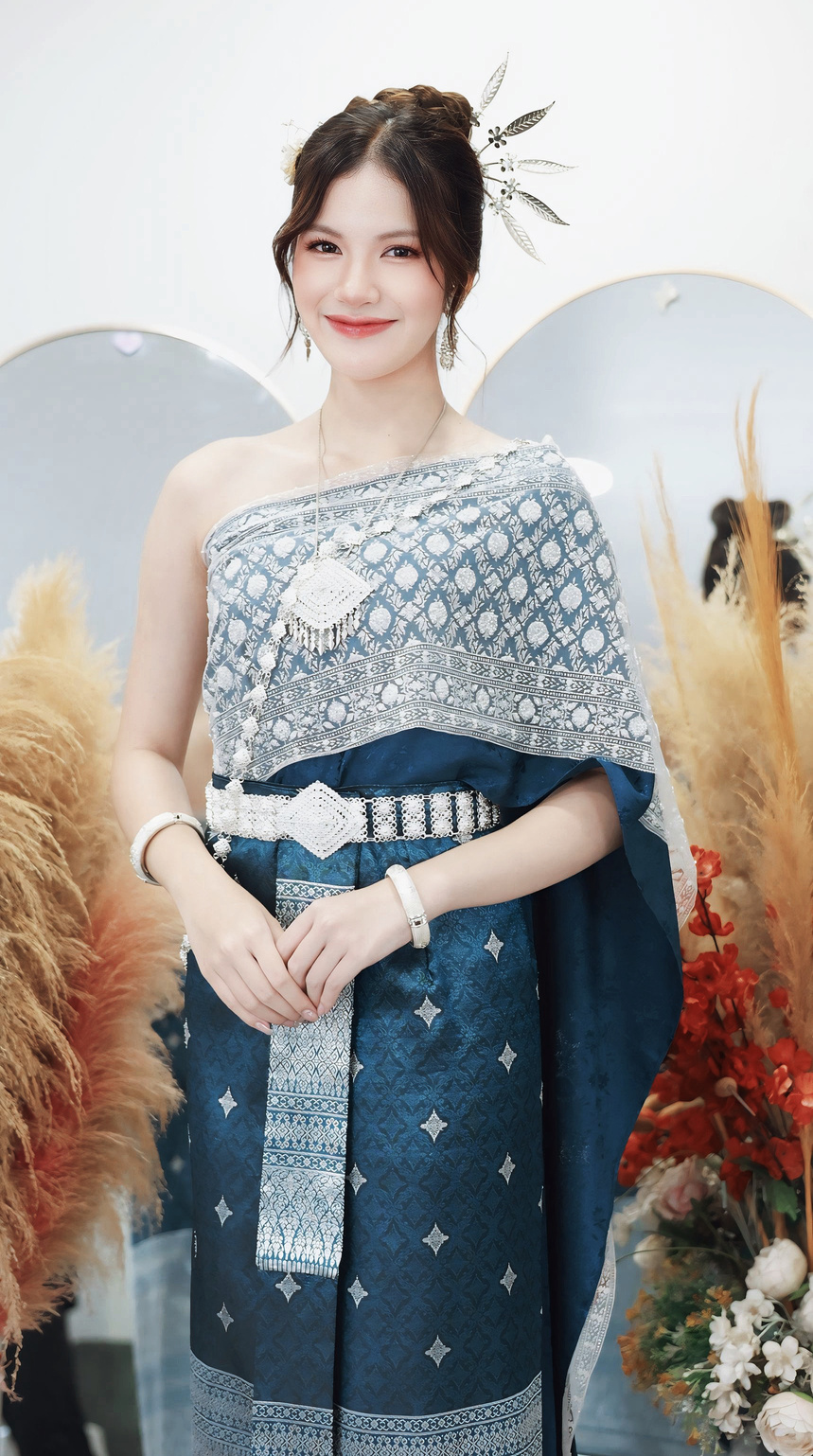 Standard tier Thai traditional dress for women in blue and silver brocade with silver belt