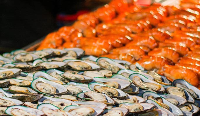 The Opulence Cruise Bangkok international seafood buffet — river prawns, New Zealand mussels and sashimi